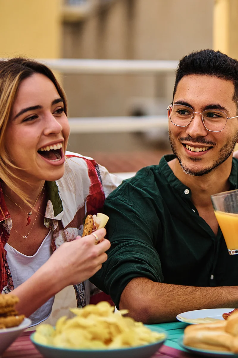 imagen de dos personas conviviendo con productos de grupo ganfer
