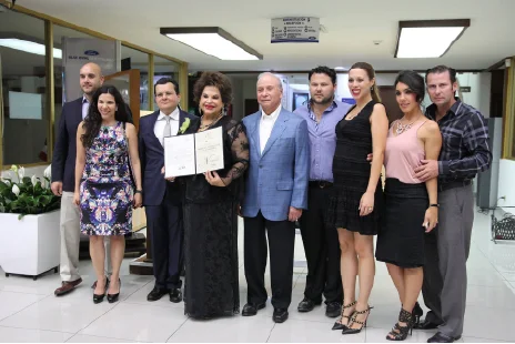 Javier Gándara Magaña y su esposa Marcela Fernandez junto la siguiente jeneración de Ganfer Group.